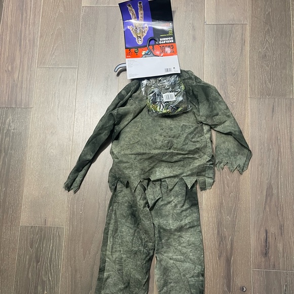 Totally ghoul skeleton zombie child costume. NWT med 8-10 - Picture 3 of 3